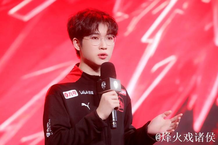 Fly：TE溯怀沙好像久诚啊；久诚：把你三角洲的号给我玩玩！